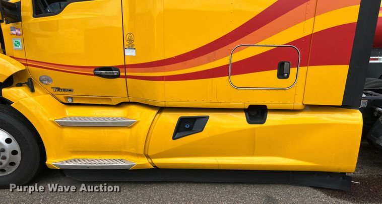image for item DO2446 2020 Kenworth  T680 semi truck