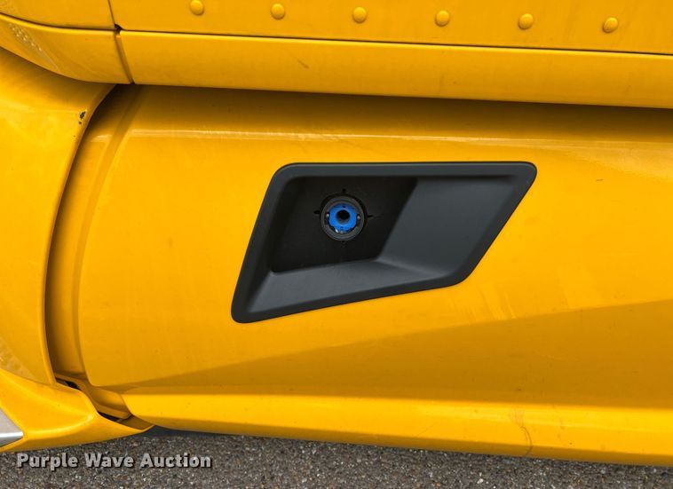 image for item DO2446 2020 Kenworth  T680 semi truck