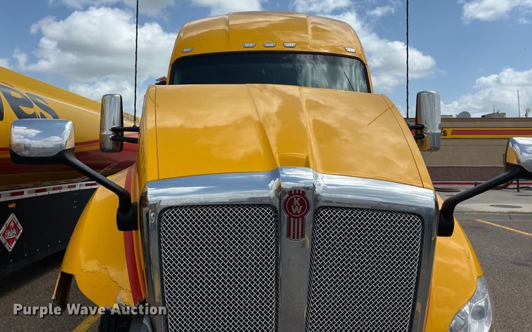 image for item DO2446 2020 Kenworth  T680 semi truck