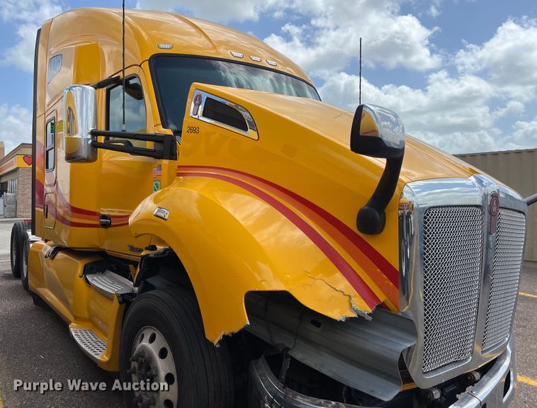 image for item DO2446 2020 Kenworth  T680 semi truck