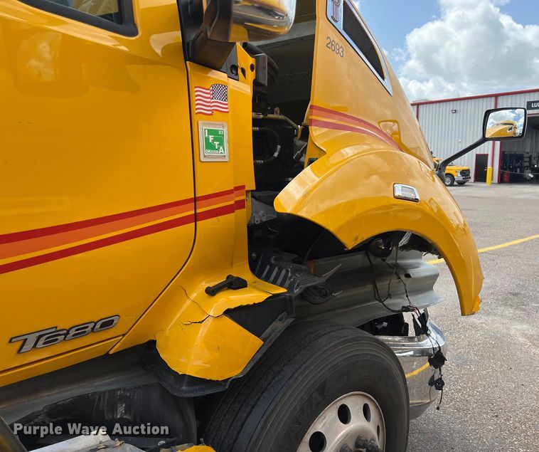 image for item DO2446 2020 Kenworth  T680 semi truck