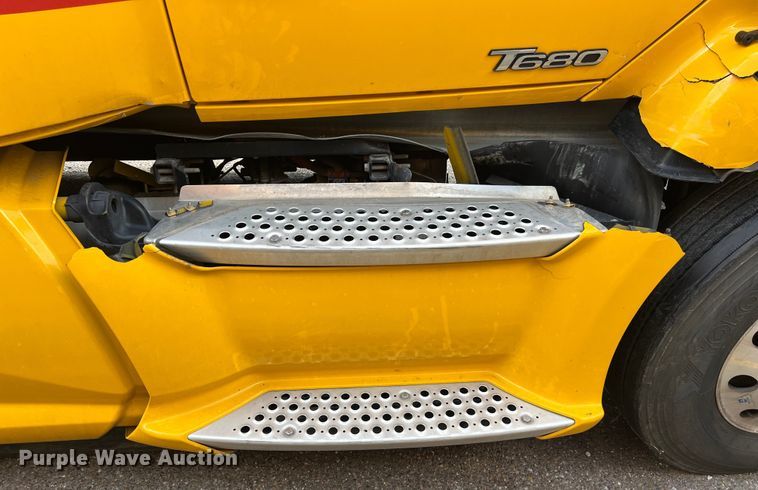 image for item DO2446 2020 Kenworth  T680 semi truck