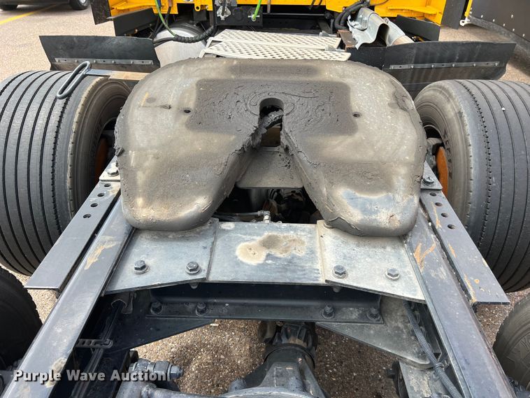 image for item DO2446 2020 Kenworth  T680 semi truck