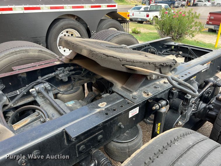 image for item DO2446 2020 Kenworth  T680 semi truck