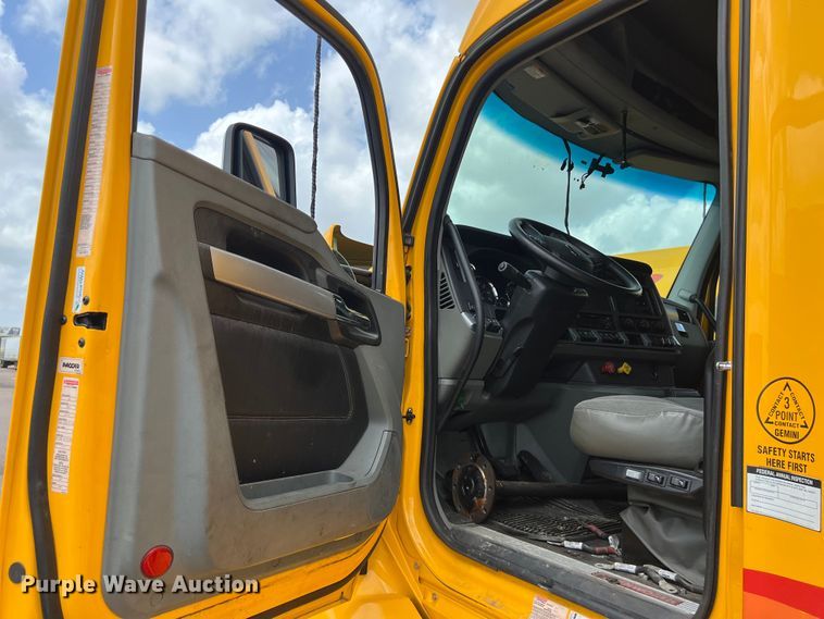 image for item DO2446 2020 Kenworth  T680 semi truck