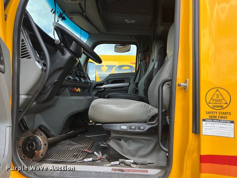 image for item DO2446 2020 Kenworth  T680 semi truck