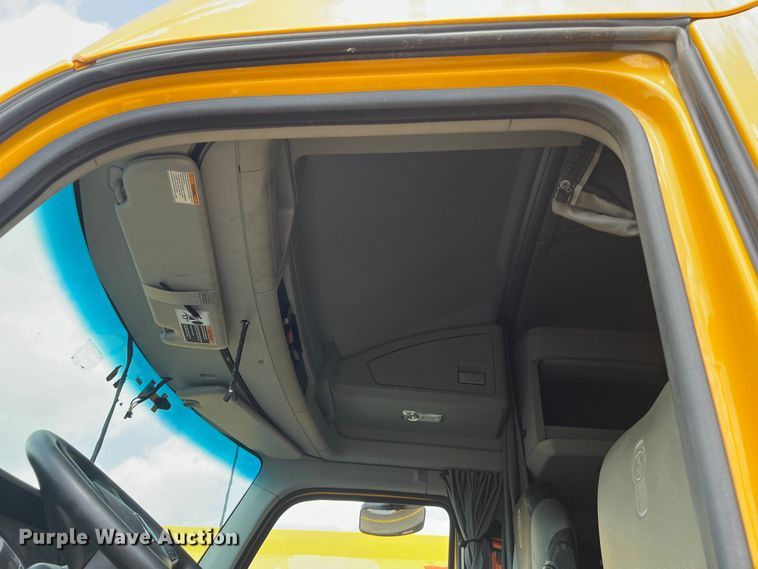 image for item DO2446 2020 Kenworth  T680 semi truck