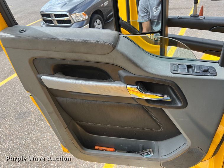 image for item DO2446 2020 Kenworth  T680 semi truck