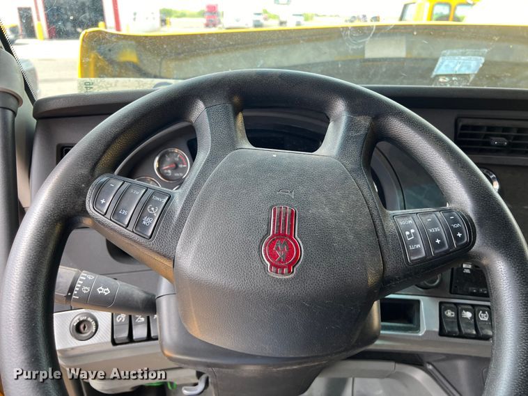 image for item DO2446 2020 Kenworth  T680 semi truck