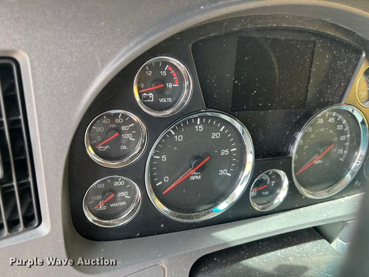 image for item DO2446 2020 Kenworth  T680 semi truck