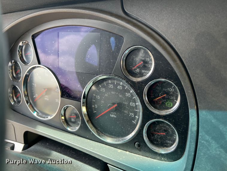 image for item DO2446 2020 Kenworth  T680 semi truck