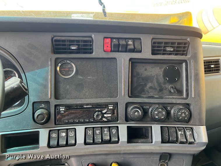 image for item DO2446 2020 Kenworth  T680 semi truck