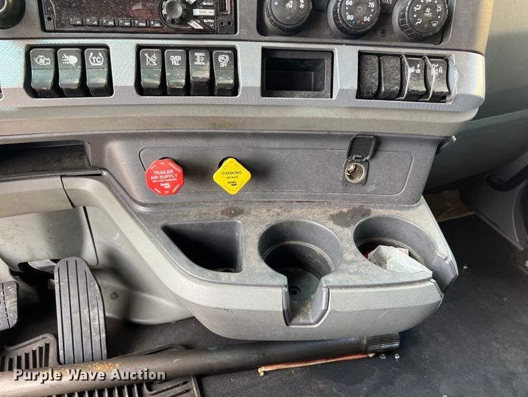 image for item DO2446 2020 Kenworth  T680 semi truck