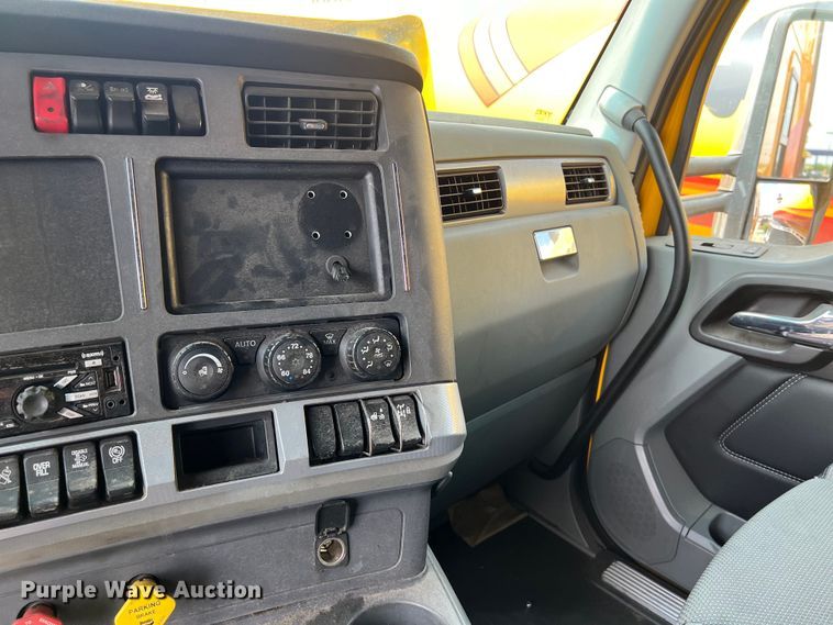 image for item DO2446 2020 Kenworth  T680 semi truck