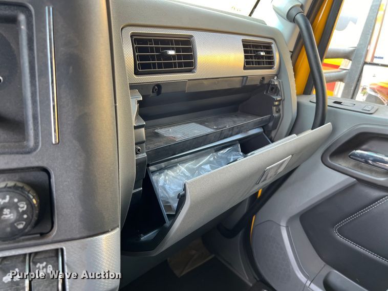 image for item DO2446 2020 Kenworth  T680 semi truck