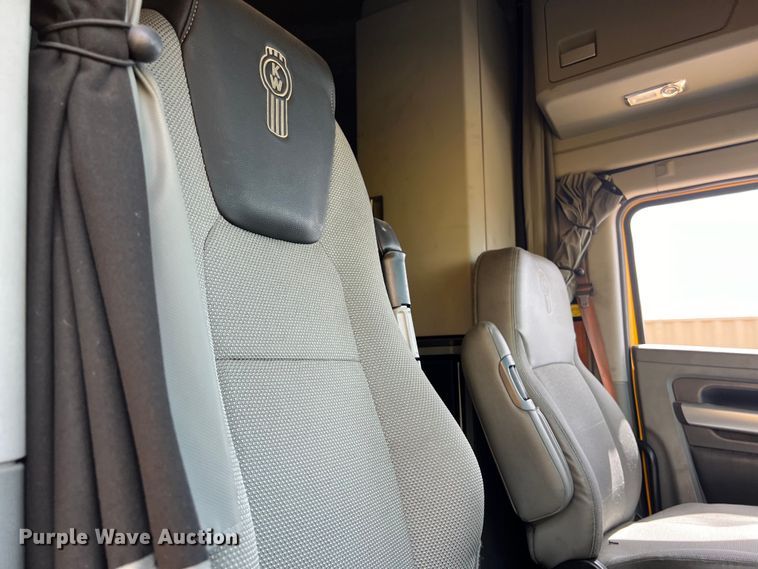 image for item DO2446 2020 Kenworth  T680 semi truck