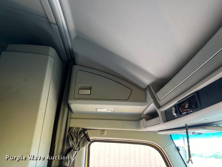 image for item DO2446 2020 Kenworth  T680 semi truck