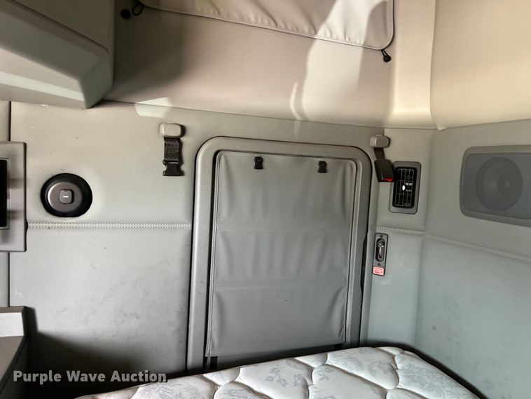 image for item DO2446 2020 Kenworth  T680 semi truck