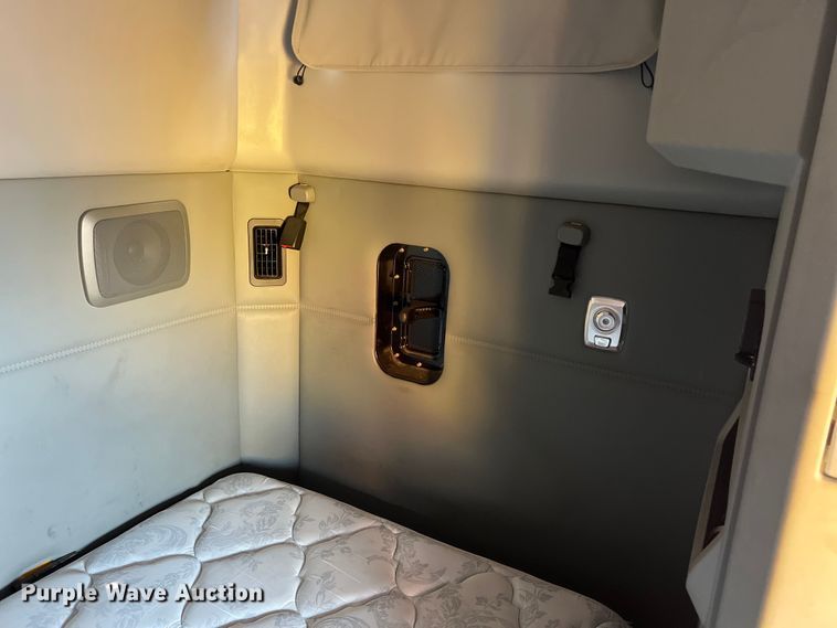 image for item DO2446 2020 Kenworth  T680 semi truck