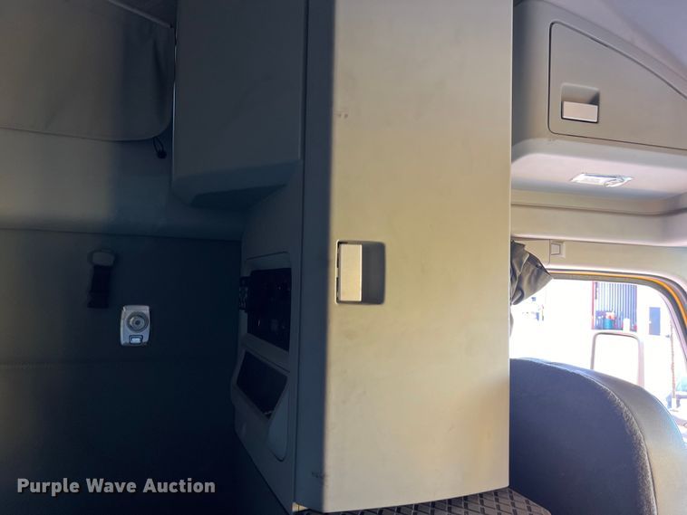 image for item DO2446 2020 Kenworth  T680 semi truck