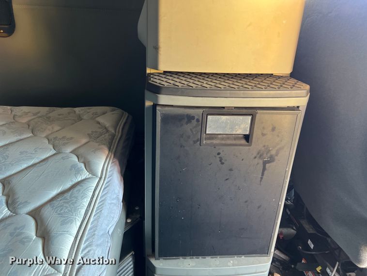 image for item DO2446 2020 Kenworth  T680 semi truck