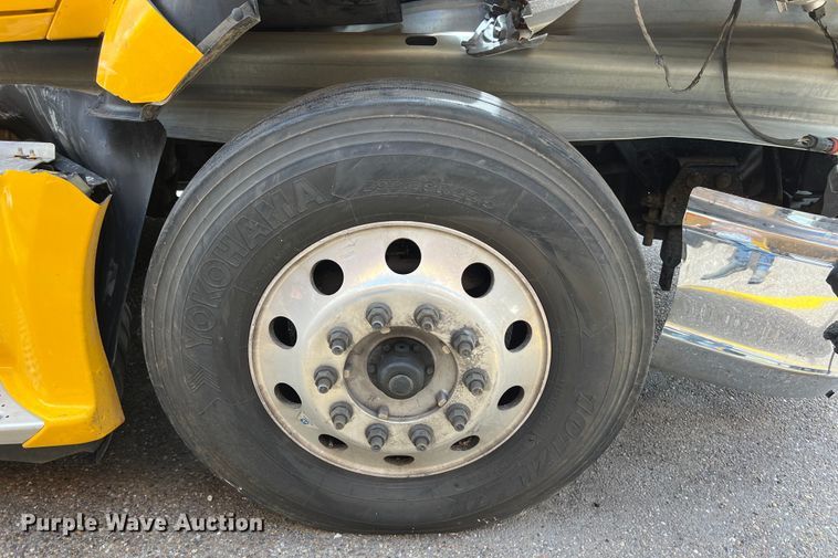 image for item DO2446 2020 Kenworth  T680 semi truck