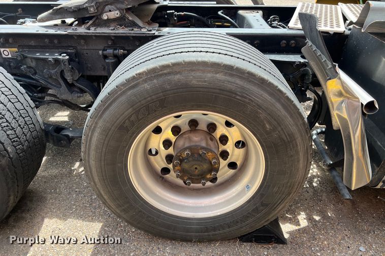 image for item DO2446 2020 Kenworth  T680 semi truck