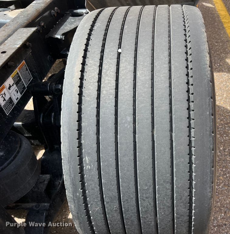 image for item DO2446 2020 Kenworth  T680 semi truck