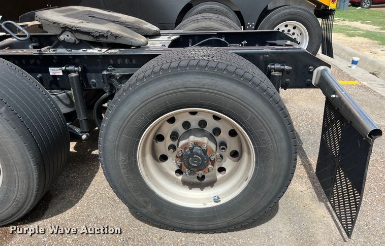 image for item DO2446 2020 Kenworth  T680 semi truck