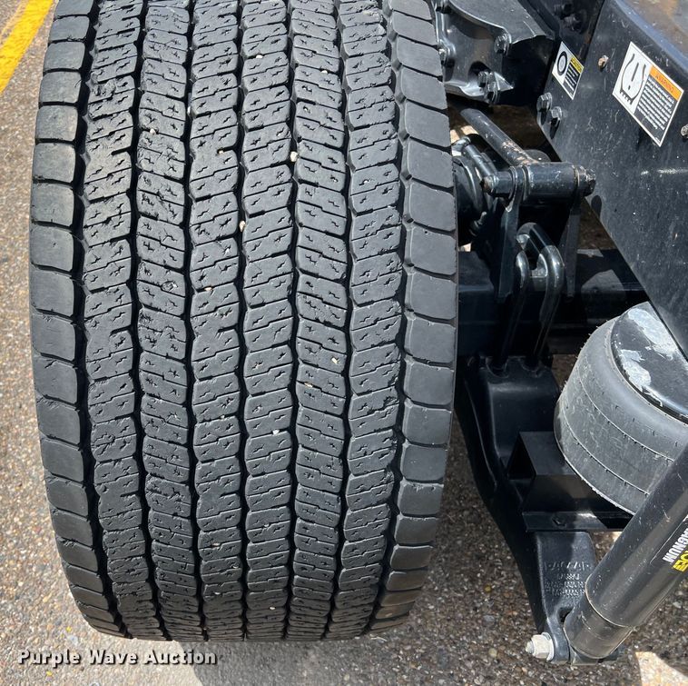 image for item DO2446 2020 Kenworth  T680 semi truck