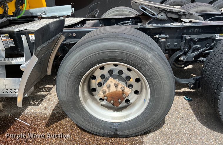 image for item DO2446 2020 Kenworth  T680 semi truck