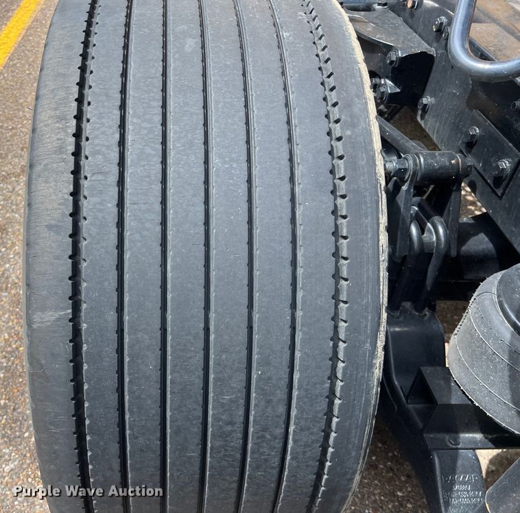 image for item DO2446 2020 Kenworth  T680 semi truck