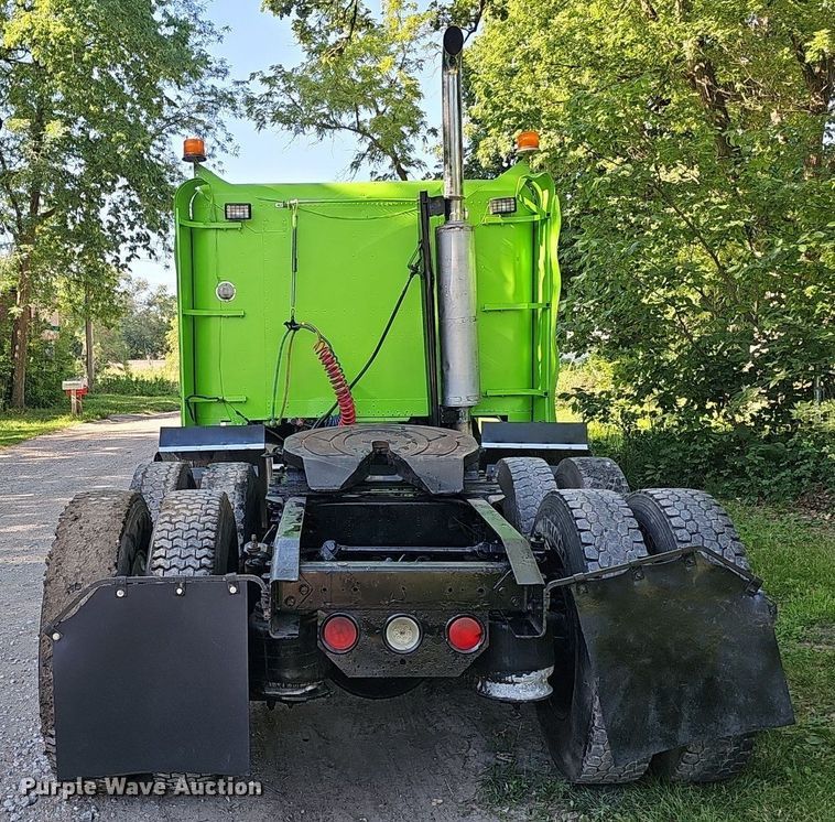 image for item DP0951 1992 Freightliner semi truck