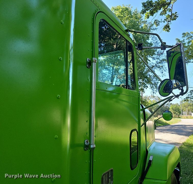 image for item DP0951 1992 Freightliner semi truck