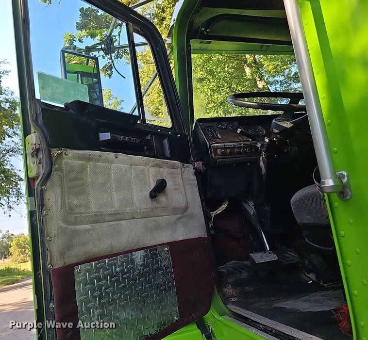 image for item DP0951 1992 Freightliner semi truck