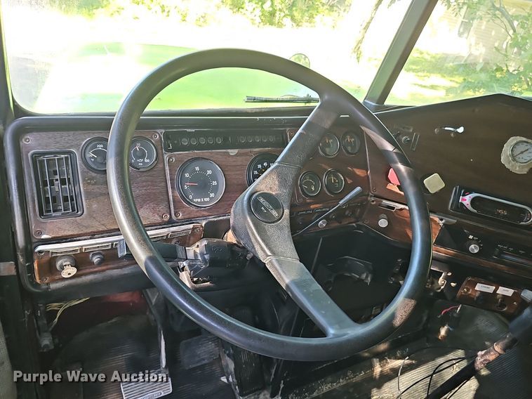 image for item DP0951 1992 Freightliner semi truck