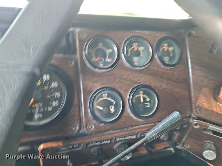 image for item DP0951 1992 Freightliner semi truck