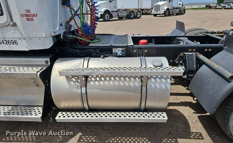 image for item DP6500 2013 Kenworth T800 semi truck