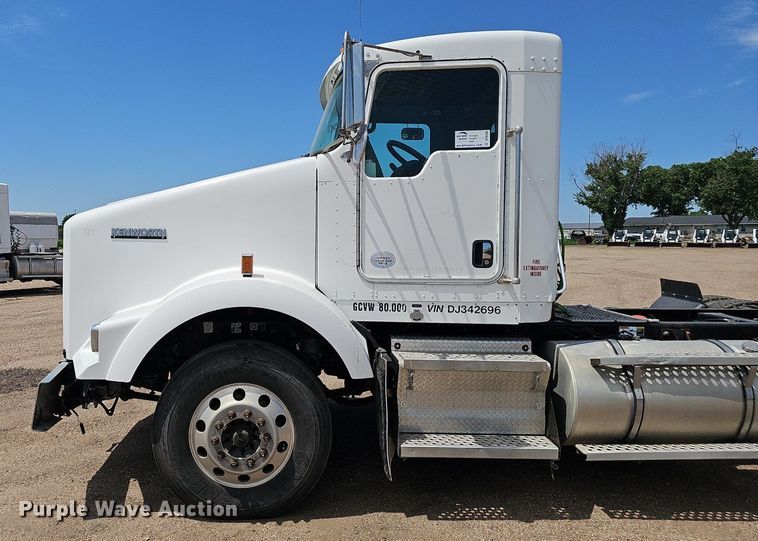 image for item DP6500 2013 Kenworth T800 semi truck