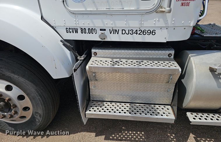 image for item DP6500 2013 Kenworth T800 semi truck