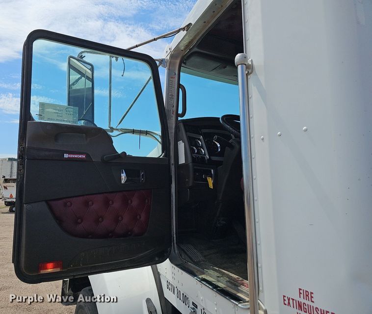 image for item DP6500 2013 Kenworth T800 semi truck