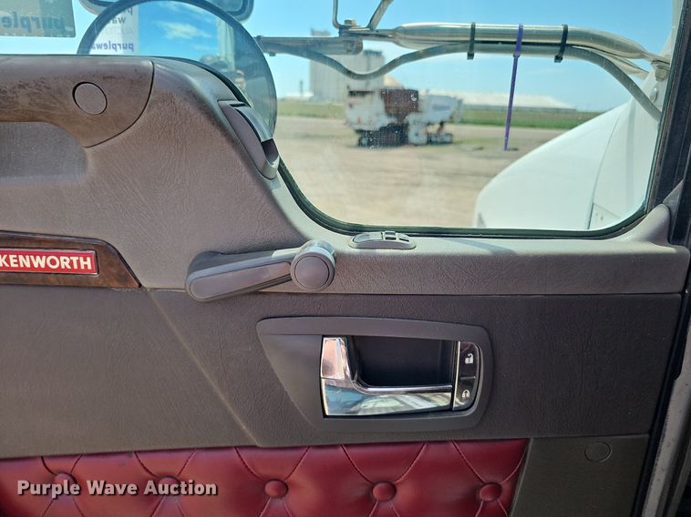 image for item DP6500 2013 Kenworth T800 semi truck