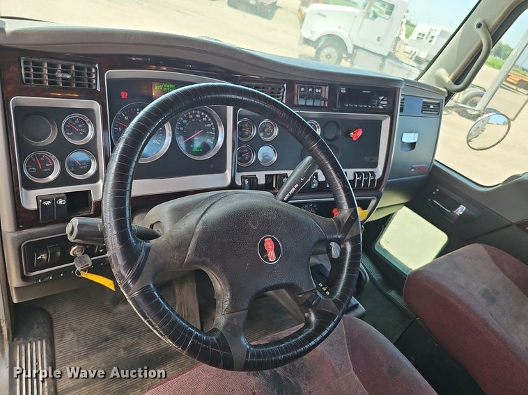 image for item DP6500 2013 Kenworth T800 semi truck