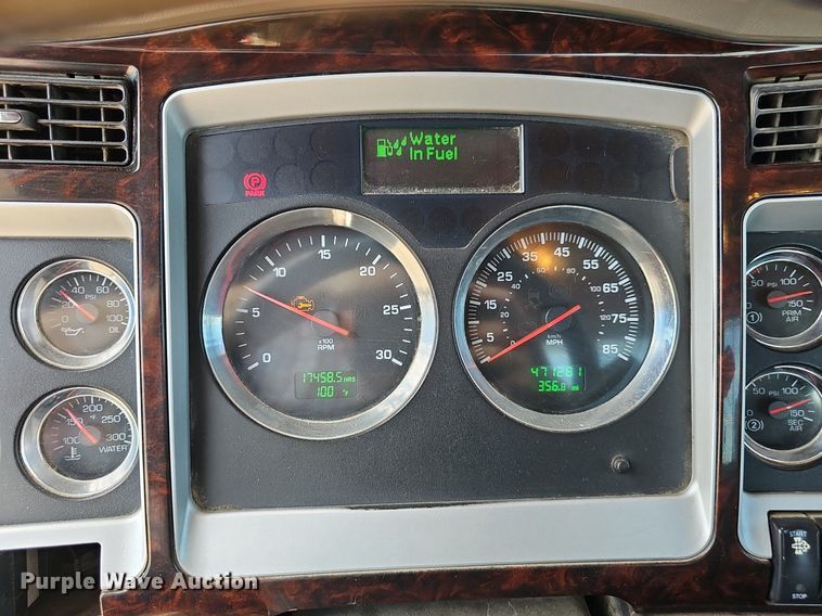 image for item DP6500 2013 Kenworth T800 semi truck