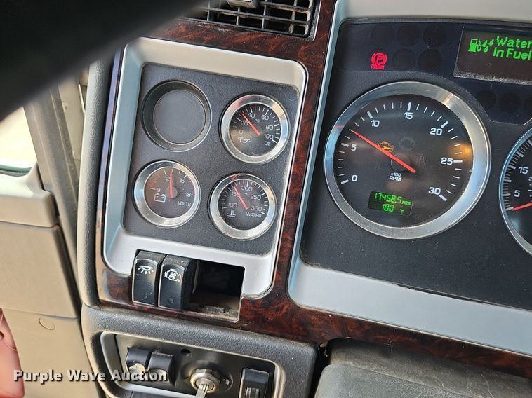 image for item DP6500 2013 Kenworth T800 semi truck