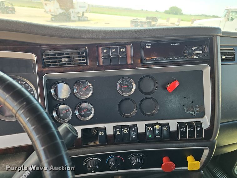 image for item DP6500 2013 Kenworth T800 semi truck