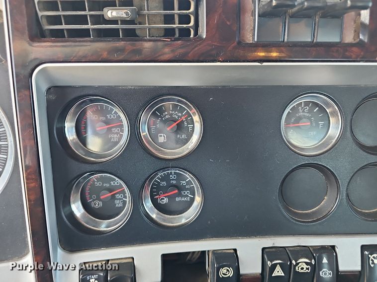 image for item DP6500 2013 Kenworth T800 semi truck