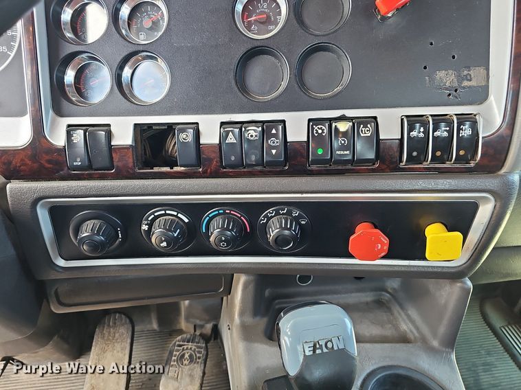 image for item DP6500 2013 Kenworth T800 semi truck