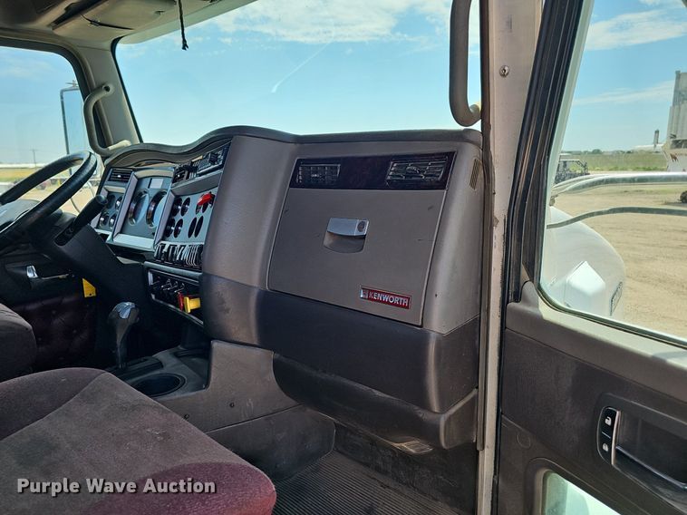 image for item DP6500 2013 Kenworth T800 semi truck