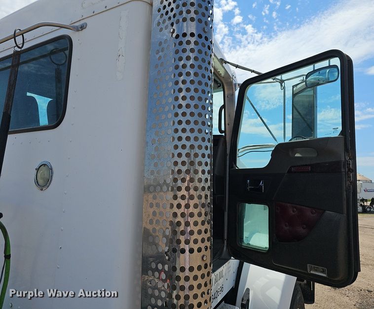 image for item DP6500 2013 Kenworth T800 semi truck